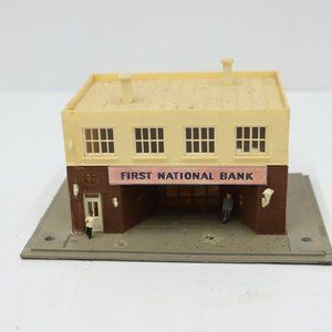 N Scale Model Power First National Bank Pre-Lit Scenery Building with Figures